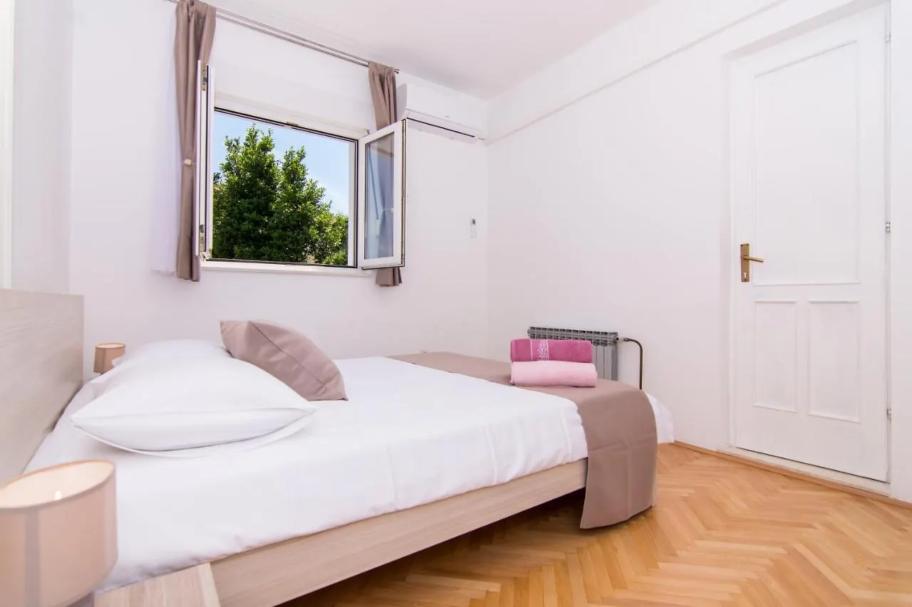 Apartment Apartmani Mlacic Donji Okrug  Croatia